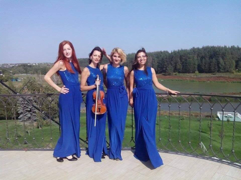 женский струнный квартет в Киеве в синих платьях