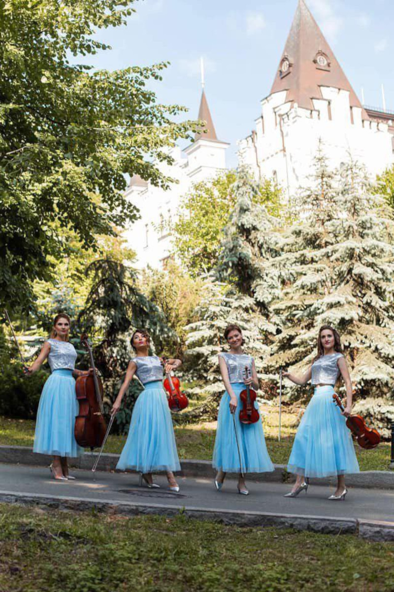 Скрипачки NAVA на фотосессии