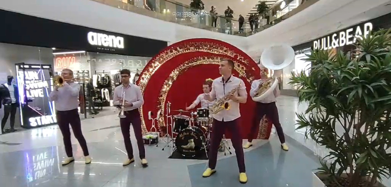 Музыканты Yellow Shoes выступают на презентации компании в Киеве с лаунж, джаз и ретро программой
