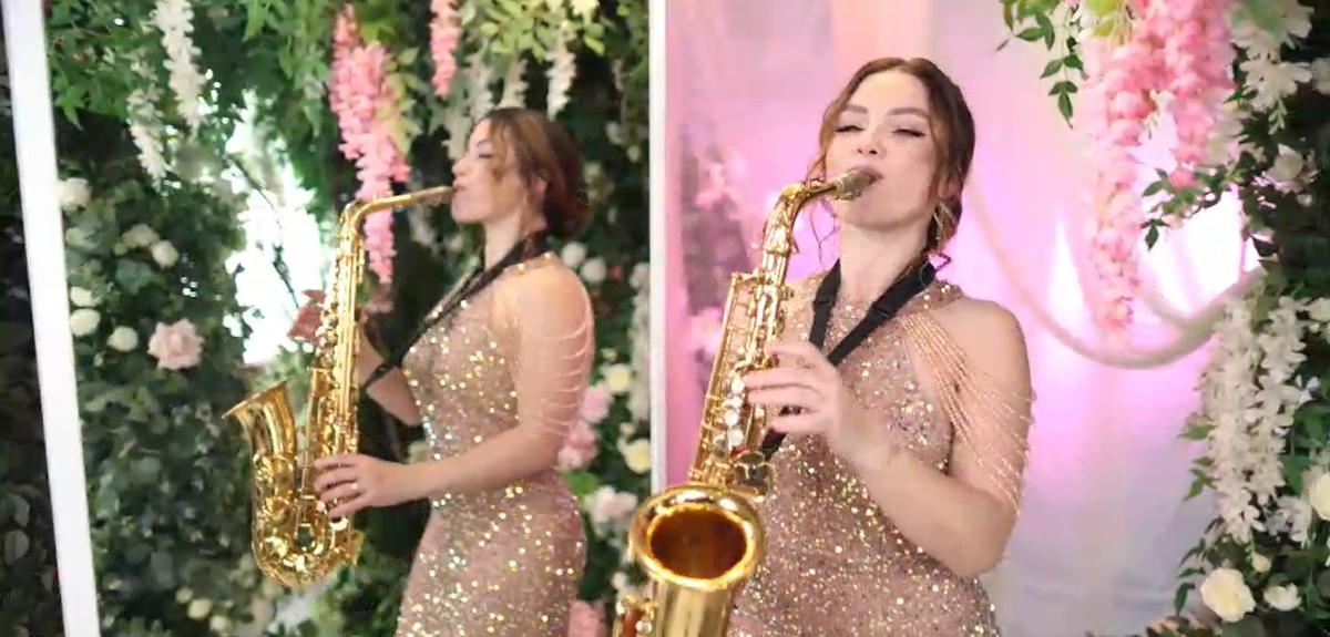 Профессиональный саксофонист IVA SAX исполняет мировые хиты на корпоративе в Киеве