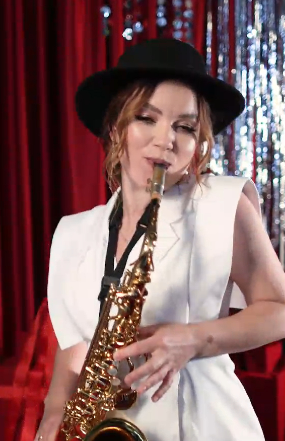 Музыканты и саксофонистка IVA SAX на праздничном корпоративе компании в Киеве